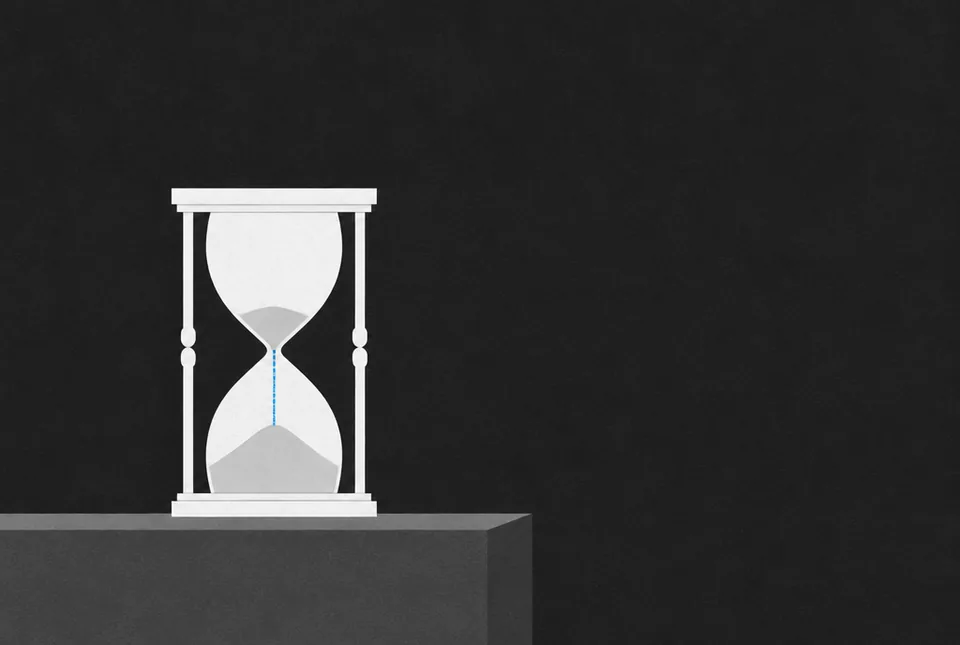 Zeichnung einer Sanduhr auf einem Sims, der Sand ist fast durchgelaufen, ein dünner blauer Strahl fällt noch.